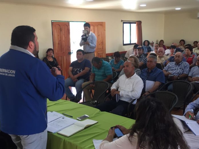 Este miércoles en la sede de la Comunidad Agrícola de Manquehua, vecinos del sector y autoridades sostuvieron una reunión. Crédito: Cedida