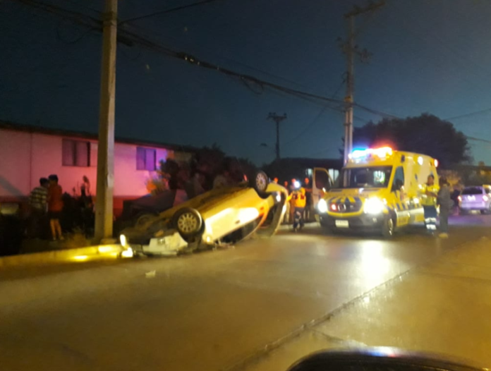 El fuerte estruendo y posterior volcamiento alertó a los vecinos del sector residencial a esa hora de la noche. Crédito: Grupo Ovalle Informa