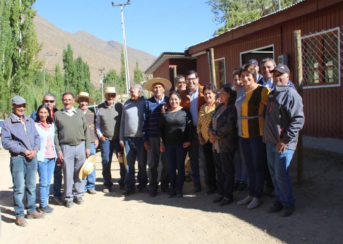 Vecinos de Carrizal, funcionarios municipales y el alcalde de Monte Patria, Camilo Ossandón, se reunieron para conocer mayores detalles de las obras que darán origen a la nueva red de agua de la localidad. (FOTO: CEDIDA)