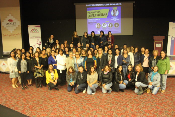 Decenas de mujeres emprendedoras del Limarí repletaron este viernes el salón de conferencias del Ovalle Casino & Resort para participar en el lanzamiento del programa “Mujer Dinámica”.