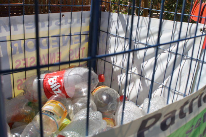 En diferentes puntos de la comuna hay instalados contenedores de botellas PET