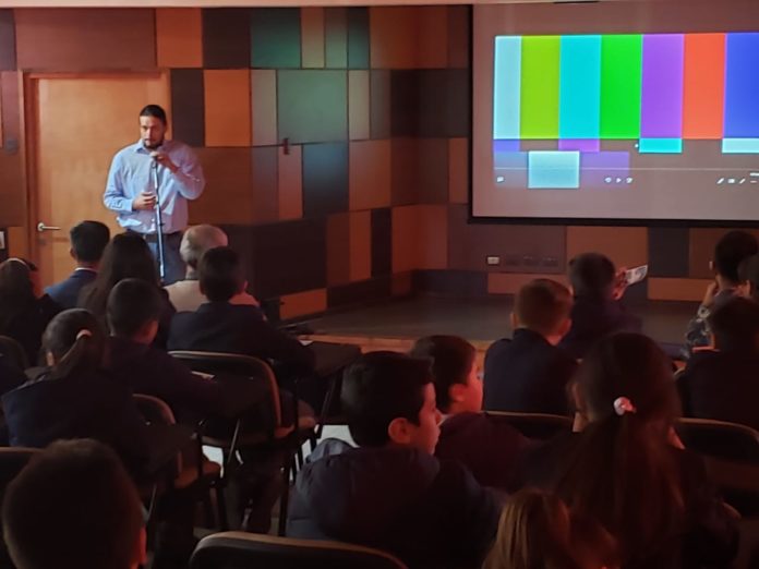 El ex alumno y realizador audiovisual, Andrés Díaz, durante la exhibición de su documental “El Agua se hizo Humo”