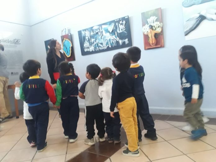 Dos colegios y jardines visitaron la sala en el primer día de actividades expositivas en la Sala Estación de la Biblioteca Pública Municipal