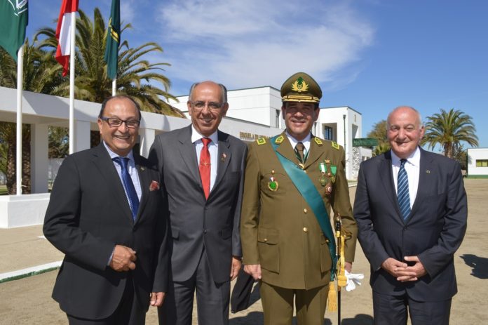 Los consejeros regionales Teodosio Guerrero, Jaime Herrera y Hanna Jarufe, junto al general Ramón Alvarado, luego del desfile y los actos protocolares