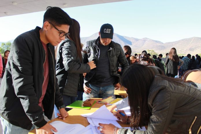 Familias completas pudieron ser partícipes de la entrega de las “Becas al Esfuerzo y Mérito Académico 2019” en Monte Patria.