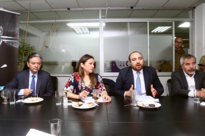 Pasado el mediodía de este martes, la directiva de la Democracia Cristiana, encabezada por su presidente, el diputado Fuad Chahin, dio a conocer que su partido aprobaría este martes la idea de legislar de la reforma tributaria impulsada por el gobierno.