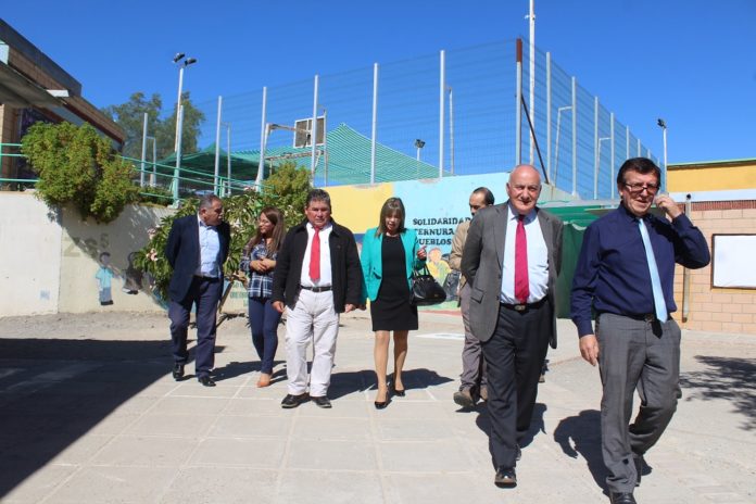 Hasta la escuela Alejandro Chelén Rojas de Chañaral Alto, llegó una delegación de consejeros regionales, para conocer las obras que se harán con la comunidad escolar. (FOTO: CEDIDA)