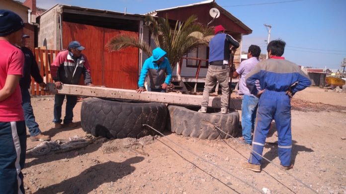 Los pescadores locales crearon una “aplanadora” para mejorar las condiciones del camino