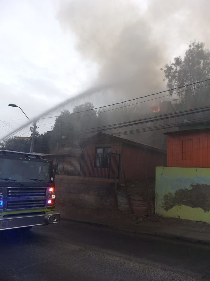 El incendio que destruyó por completo la casa ocurrió durante la tarde de este miércoles.