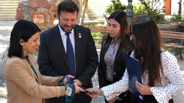 Durante su última visita a la región, la subsecretaria de Evaluación Social, Alejandra Candia (izquierda), valoró el convenio que se realizó entre la seremi de Desarrollo Social y Familia y la Fundación para la Superación de la Pobreza, permitiendo destinar a profesionales del voluntariado Servicio País a las comunas de Punitaqui y Paihuano. (FOTO: CEDIDA)