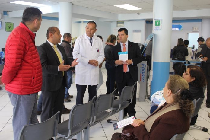 Autoridades regionales visitaron los centros de FONASA para dar a conocer los principales aspectos de la reforma a la Salud propuesta por el gobierno. (FOTO: CEDIDA)