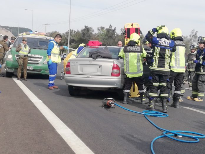 Unidades de emergencia llegaron hasta el accidente registrado la mañana de este domingo.