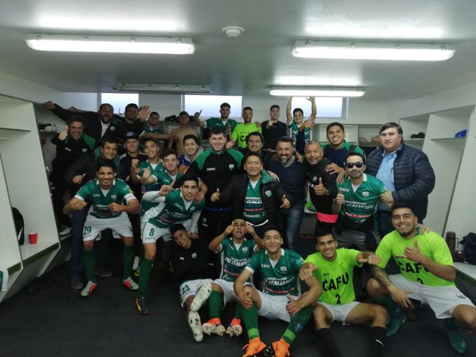 Doble celebración vivieron los jugadores y el equipo técnico de Provincial Ovalle luego del triunfo en el partido y el aniversario del Club. (foto Cedida)