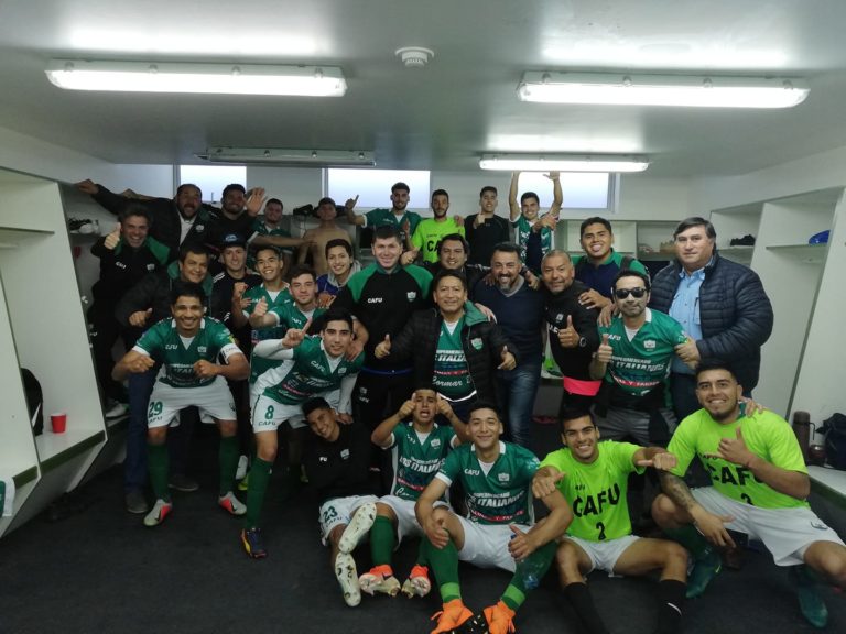 Doble celebración vivieron los jugadores y el equipo técnico de Provincial Ovalle luego del triunfo en el partido y el aniversario del Club. (foto Cedida)