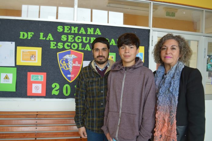 El profesor de historia del instituto, Mauricio Núñez, Jean García y la directora del Colegio de Administración y Comercio El Ingenio, Elizabeth Tapia