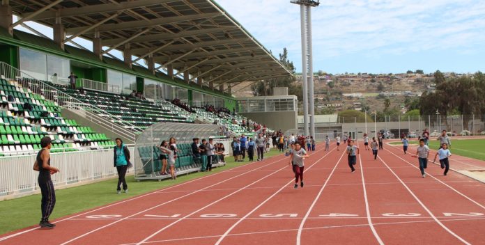 El atletismo y otras disciplinas deportivas se pueden practicar libremente en el estadio.