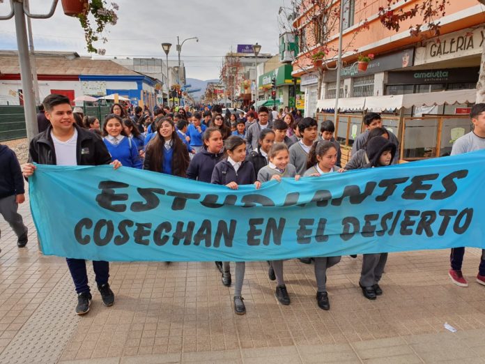 Con una marcha de concientización con el uso del agua, los estudiantes que participaron de la actividad de intercambio de experiencias, culminaron la jornada en el paseo peatonal de Ovalle.