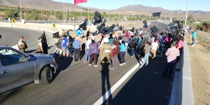 Con pancartas, banderas y globos negros, vecinos de la localidad de Recoleta nuevamente salieron a la ruta D-43 a manifestar su molestia por los atrasos que han sufrido las obras del alcantarillado de la localidad.Crédito: Álex Keller Díaz