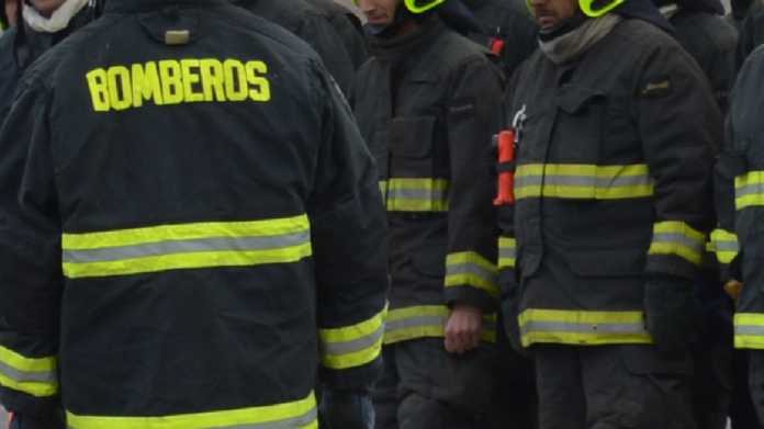 Voluntarios del Cuerpo de Bomberos acudieron a la emergencia. Imagen referencial. Archivo El Ovallino.