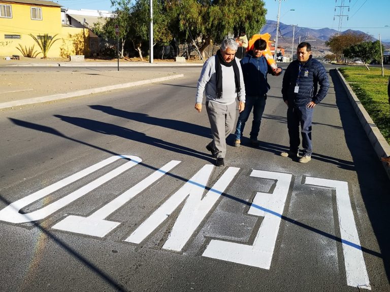 Se están instalando resaltos de caucho en distintos zonas de la comuna, lo que imposibilita que los conductores se desplacen a una velocidad mayor a lo que permite la ley.