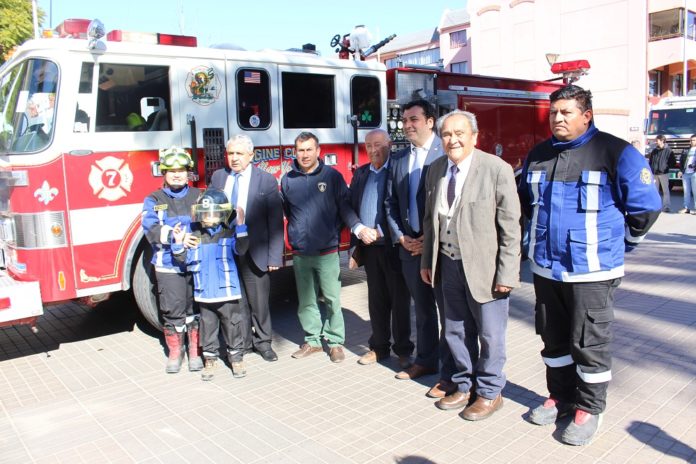 El nuevo móvil fue presentado este miércoles en la Plaza de Armas de Ovalle, actividad en donde participaron el alcalde Claudio Rentería, el seremi de Desarrollo Social, Marcelo Telias, y el concejal Blas Araya, quienes conocieron las características de esta máquina del año 91 proveniente de los Estados Unidos.