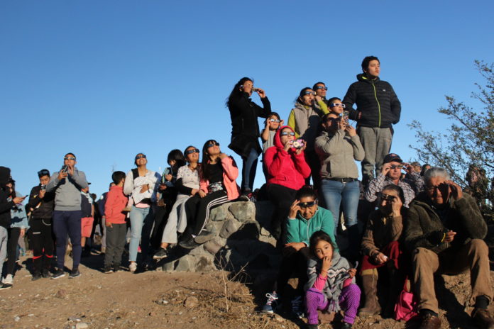 Una gran cantidad de montepatrinos subieron hacia el Cerro La Cruz para vivir la experiencia ancestral.