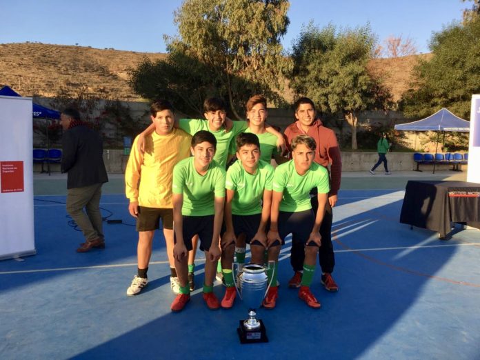 El equipo del Liceo Bicentenario Politécnico de Ovalle, luego de convertirse en campeones provinciales de futsal se alzó como campeón en la categoría sub-14.