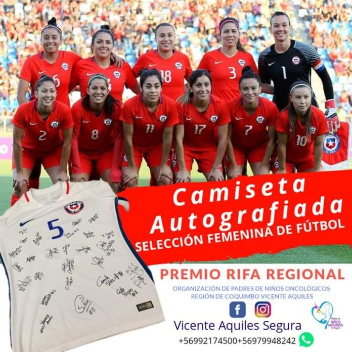 La selección femenina de fútbol también colaboró con una camiseta firmada por todas sus integrantes