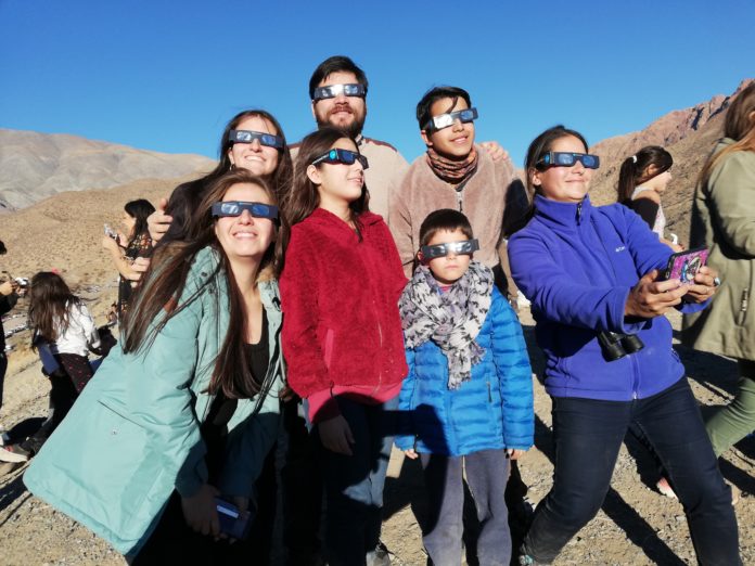 Un importante número de personas visitó la comuna de Río Hurtado para sorprenderse del fenómeno astronómico.