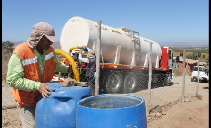 La distribución de agua vía camiones aljibe es la única fuente de que disponen los vecinos de varios comités de agua potable rural ante la sequía de sus pozos.