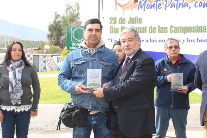 Durante el Día del Campesino celebrado en Monte Patria, Fidel Salinas fue reconocido como dirigente destacado de la comuna.