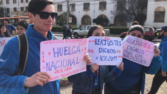 Durante 6 días, los trabajadores de los diferentes formatos de la multinacional Walmart Chile mantuvieron una huelga indefinida, hasta que finalmente, se logró llegar a un acuerdo finalizando con la movilización.