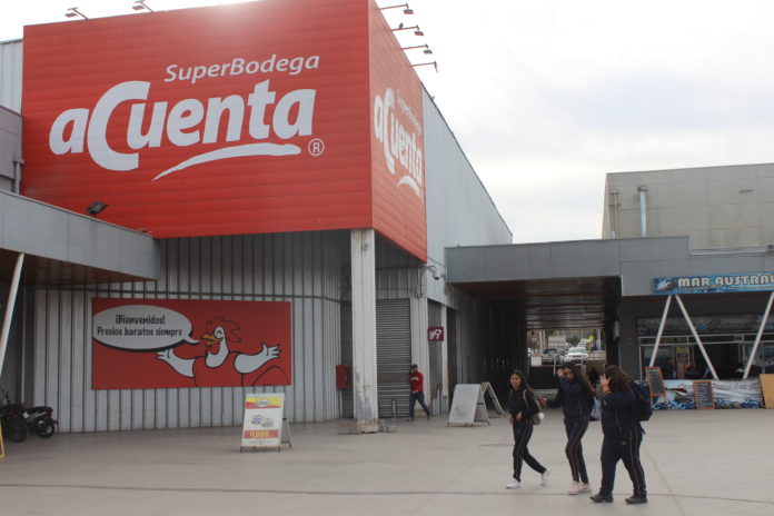 El local de Superbodega Acuenta ubicado a un costado de la Feria Modelo también tenía sus cortinas cerradas al público.