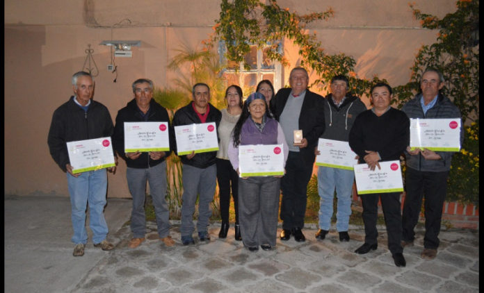 Encabezado por Carmen Véliz, representante legal de la Viña AguaTierra y Patricio Contreras, administrador de la viña, el grupo de trabajadores lo componen 10 personas.