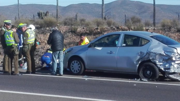 En la imagen, el auto que se acercó a ayudar al jeep volcado y que resultó chocado por un camión, lesionando así a su conductora.