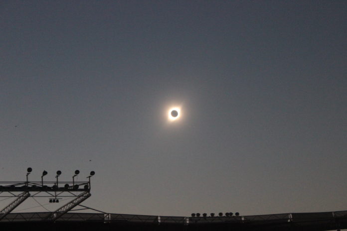 Imagen del momento en que el sol queda tapado por la luna.