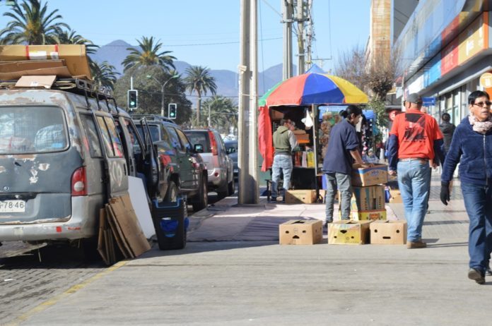 En las calles de Ovalle conviven el comercio ambulante legal y el ilegal. Crédito: Archivo El Ovallino.