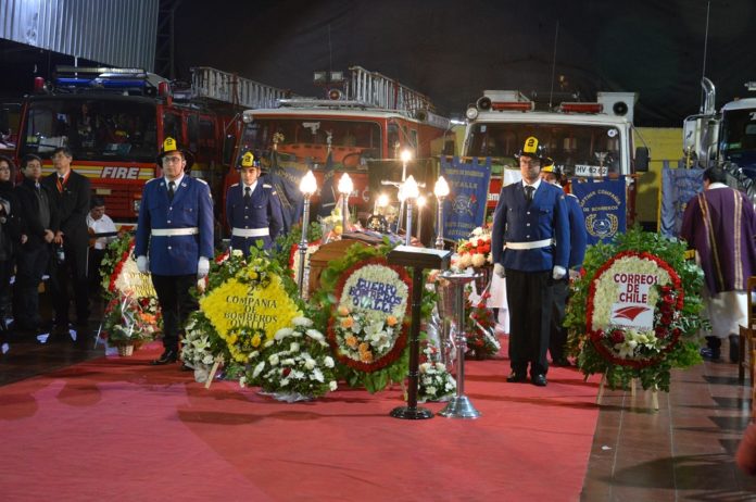 Con un tradicional ritual bomberil nocturno, el Cuerpo de Bomberos de Ovalle despidió a Eduardo Álvarez.