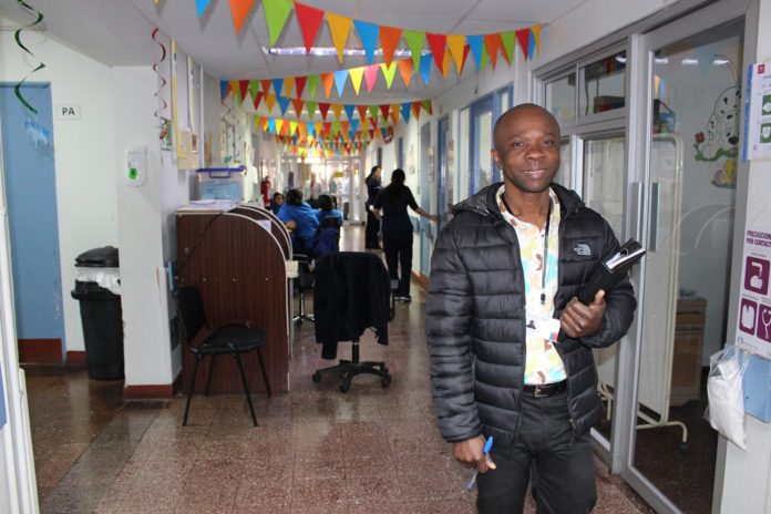 Jean-Marc Marcellin llegó a Chile hace cuatro años y trabajó en un instituto realizando capacitaciones en creole en distintas partes del país. Ahora estará en el Hospital de Ovalle ayudando a pacientes y funcionarios.