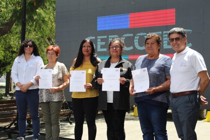 Jesica Poblete, Marjorie Gallardo, Zunilda Pizarro y Elena Cárdenas, participantes de la Escuela de Diseño y Comercialización de Servicios Turísticos de Combarbalá, reciben su certificación.