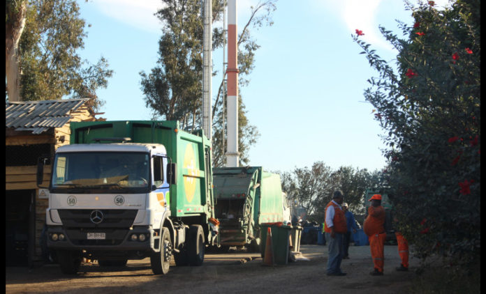 Vidrios, jeringas y clavos son depositados sin resguardo en las bolsas de basura, ocasionando accidentes con los trabajadores.