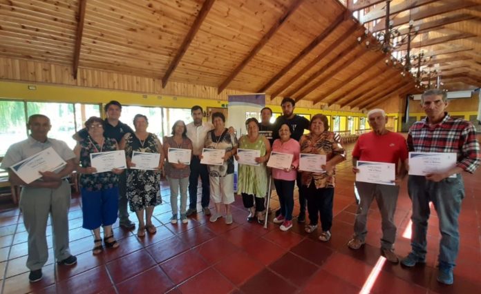 Este martes recibieron su certificado.