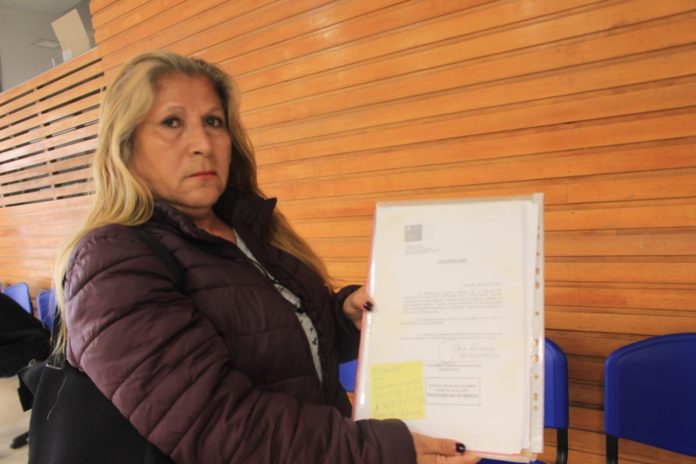 Sandra Andrade, madre del joven que fue condenado por el crimen, exhibe documentos donde se acreditaría su inimputabilidad.