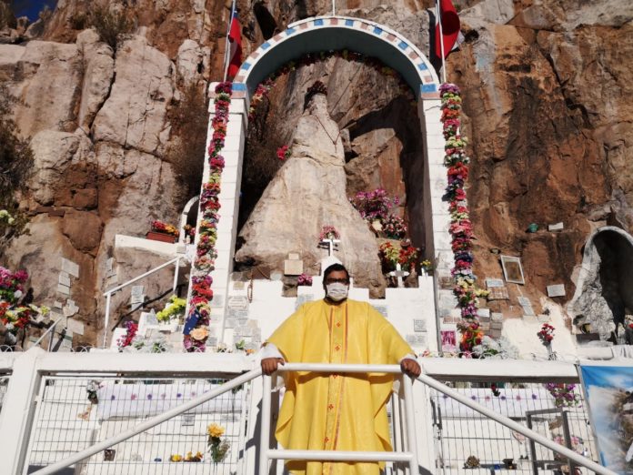 El párroco de Combarbalá Rafael Rojas fue uno de los pocos presentes en el santuario de la Virgen de la Piedra.