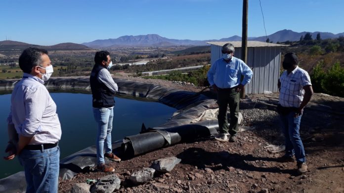 autoridades_del_agro_visitaron_el_predio_del_agricultor_eusebio_gonzalez_beneficiado_mediante_indap_con_el_revistimiento_de_estanque