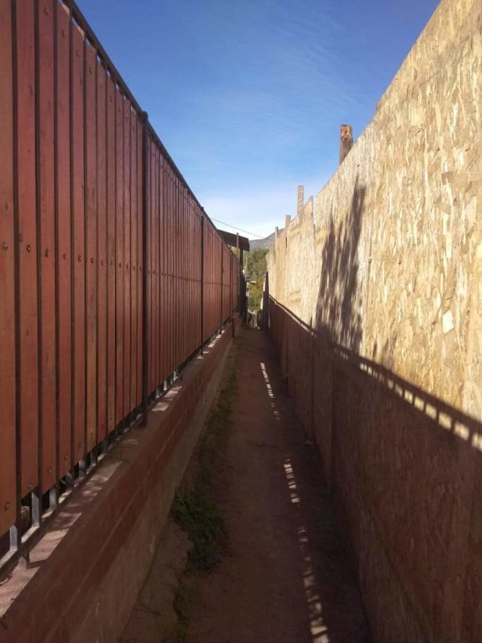 Vecinos de Pueblo Hundido apenas tienen espacio para salir de sus casas por la instalación del cercado que delimita la construcción del loteo