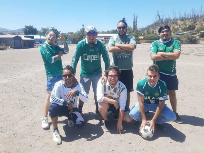 El grupo de cumbia Los Condenados vestidos con camisetas del CDO para grabar el videoclip de la canción "Soy de Ovalle".