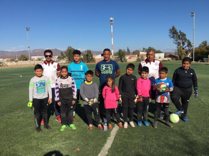 Kroll Albiña junto a su hermano mayor Gabriel crearon la academia De Porteros Cuarta Región para formar arqueros.