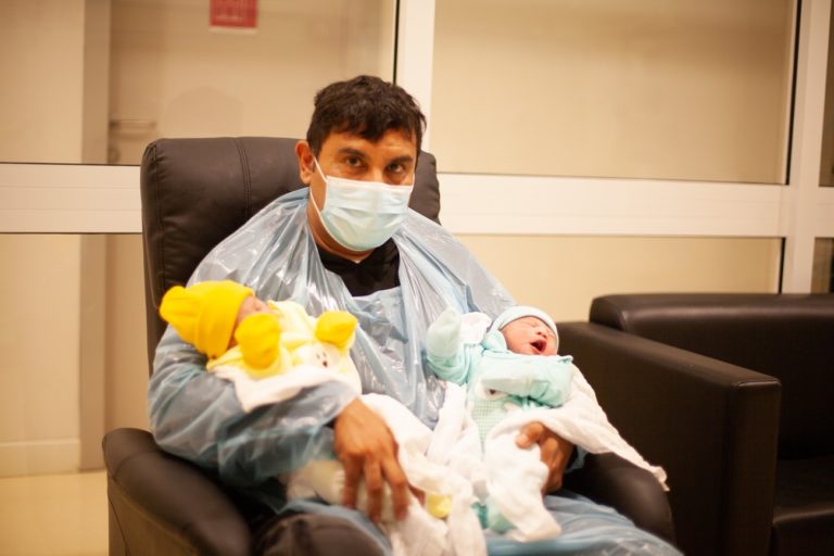 Javier Cortés, padre de los pequeños Oliver e Ian, quienes nacieron recientemente en el Hospital de Ovalle.