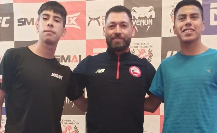 Los combarbalinos Kevin Contreras y Josué Vergara junto al entrenador nacional de taekwondo Luis Fredes.